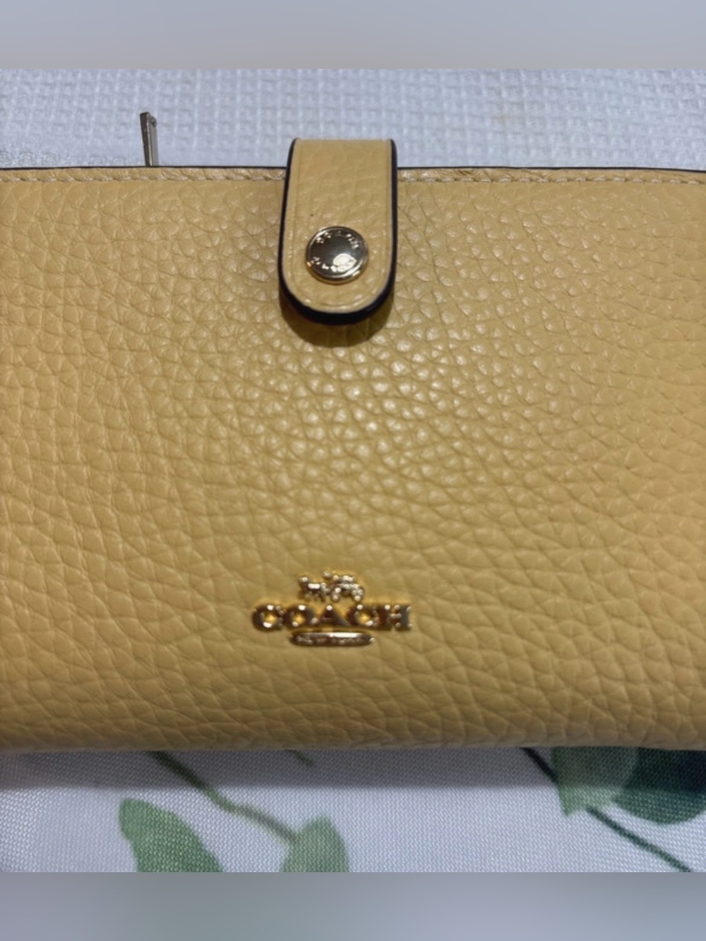 NWT Coach 2-In-1 Pebbled Leather Wallet in Soft Yellow with Gold Hardware